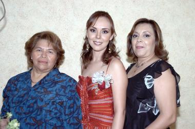 Anel Sáenz junto a las señoras Rosita de Maury y Charo Méndez.