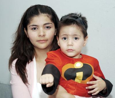 Agustín David Islas Arreola en compañía de su mamá, Martha Cecila Arreola Hernández, en la fiesta infantil que le organizó.