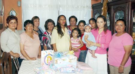 Jovita Herrera, acompañada de algunas asistentes a su fiesta de regalos.