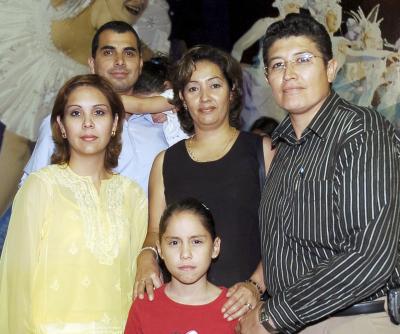 Aníbal Gallegos, Paty de Gallegos, Bárbara Gallegos, Alejandra Gallegos, Gerardo Martín y Salomé de Martín.