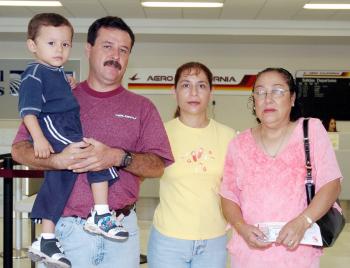 04 de septiembre 2005
Lidia Salazar viajó a Tijuana y la despidieron Francisco, Martha y Paquito