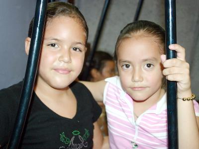 Karla Morales Alderete y Mary Carmen Díaz Alderete, en pasado festejo.