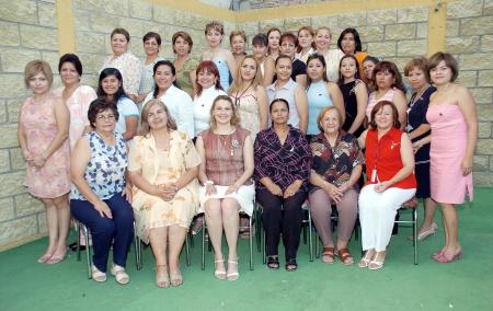 Brenda Antares Vázquez González, acompañada de algunas invitadas a su despedida de soltera.