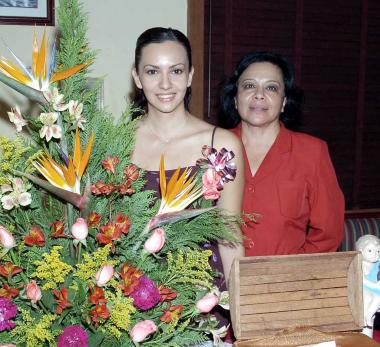 María del Consuelo Adame Rodríguez en compañía de sus mamá, Silvia Rodríguez de Adame, en su despedida de soltera.