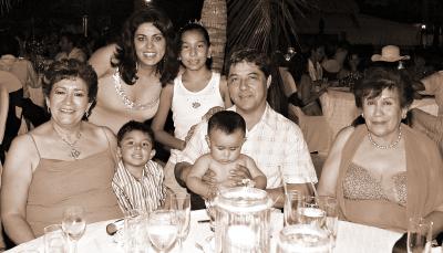 Juana María Enríquez Mestas, Cruz Gerardo y Claudia Enríquez, Andrea, Sebastián y Samuel Eduardo Enríquez y Coco Enríquez.