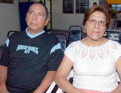 Luis Flores y Georgina Martínez.