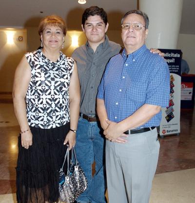 Luis González Luna, María del Socorro R. de González y Samuel González Rodríguez.