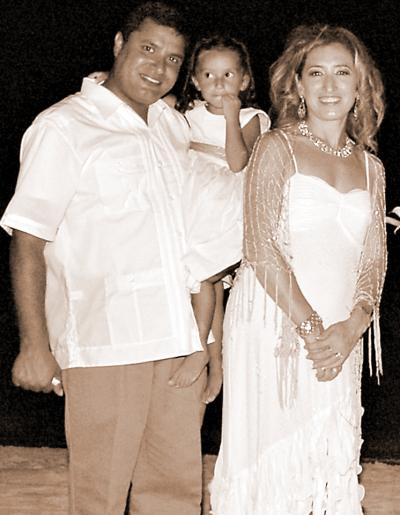 Ricardo Castro Márquez y Pily  A. de Castro con su pequeña Ana Cristina.