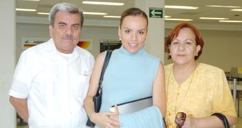 06 de septiembre 2005
Tere Liz Hernández regresó  a México y la despidieron sus papás, Jaime Hernández y Vicky de Hernández.