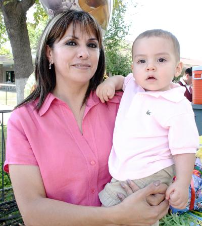 05 de septiembre 2005
El pequeño Jaime Ollivier García, acompañado de su abuelita Carmen Villa de García.