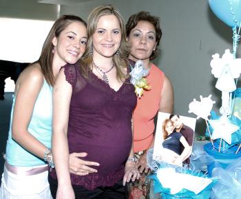 La futura mamá, Karime Jalife acompañada de las anfitrionas a su fiesta de canastilla, Keila y Marypaz González de Jalife.