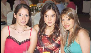 Brenda Domínguez, Lorena Salmón y Gaby de Barrios.