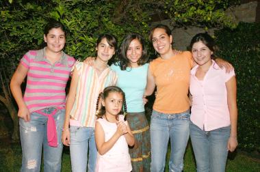 06 de septiembre 2005
Paola Valdés, Rosy Bello, Luis Pérez y Karla Valdés, acompañaron a Nancy de la Garza.