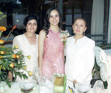 Alejandra Guerrero Tello, acompañada de su mamá, María Elena Tello de Guerrero y Josefina del Río de Muñoz.