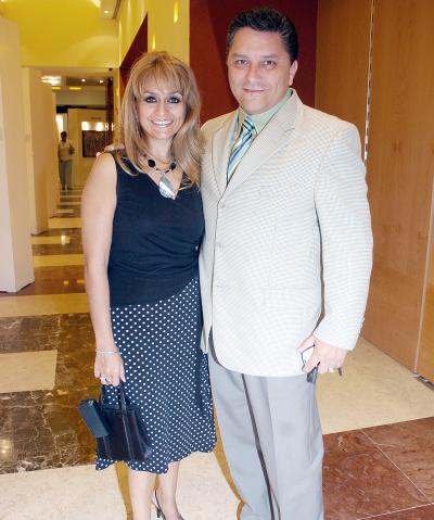 Lucía de Ramos y Rogelio Ramos.