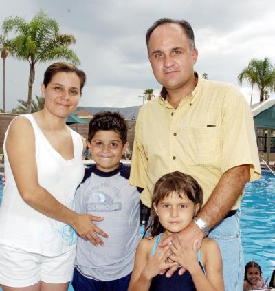 El festejado, Carlos Estrella, junto a sus papás Cuauhtémoc Estrella y Marcela Miñarro, además, su hermana Bárbara.