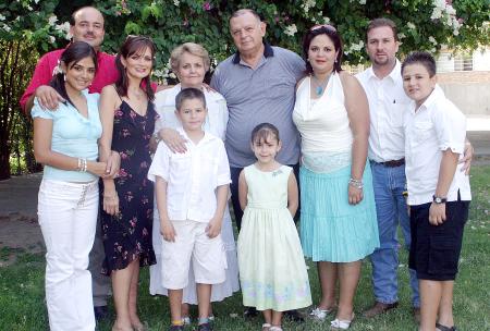 07 de septiembre 2005
Doña María Luisa Pacheco, acompañada de su esposo José Pacheco, sus hijas, María Luisa y Cristina, sus hijos políticos Emilio Chaúl y Daniel Moya. además sus nietos.