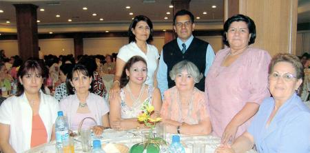 Lupita, Alexandra, Ana María, Aurora, Martha, Vicenta y Cecilia acompañadas del padre Gilberto, en pasada reunión social.