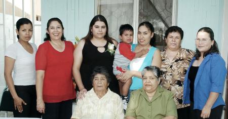 Lorena Martínez García, acompañada de algunas de sus invitadas a su fiesta de despedida.