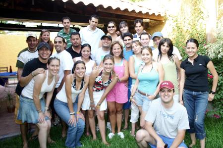 Gabriela Saavedra de Martínez de Mario Martínez acompañados de sus amigos, en el convivio que les ofrecieron con motivo de su cambio de residencia.