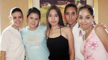 Janett Robles Moreno acompañada de Karla Robles, Gaby López, Ana Gaby González y Miriam García, en su fiesta de cumpleaños.