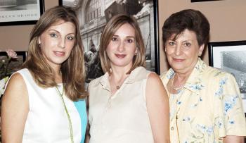 Alina Martínez de González con las organizadoras de su reunió de regalos, Astrid Martínez y Astrid Martínez de Algara.