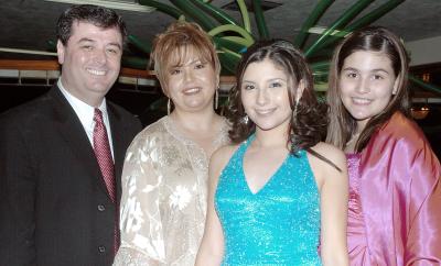 07 de septiembre 2005
Karla Valdés, con sus papás, Luis Manuel Valdés Nieblas y Lety Morales de Valdés, y su hermana Paola.