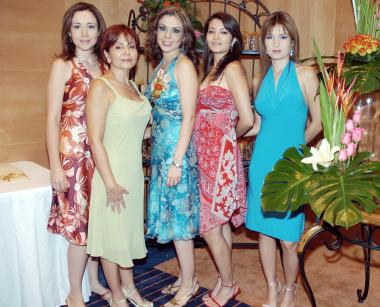 La futura novia, Tere Ruiz, con Blanca Ruiz Estrada, Cristina Pérez de De Alba, Brenda de Alba Pérez y Cristina de Alba Pérez.