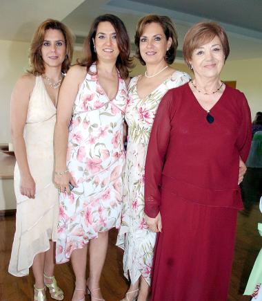 María de Jesús Becerra de Padilla, con sus hijas Leticia, Margarita y Estela