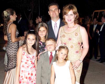 Camilo Mexsen y Naima de Mexsen, con los pequeños Naima María, Camilo José y katia Mexsen y Marlene Papadópulos.