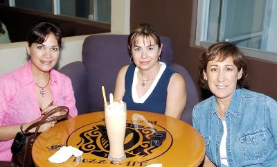 Diana T. de Nahle, Sandra de Monroy y Victoria L. de Díaz Flores.