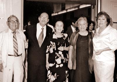 Miguel Osorno y Flores de Osorno festejaron su 25 aniversario de matrimonio en días pasados, los acompañan Bernardo Heredia Valle, Esther de Heredia y Florinda Saldaña.