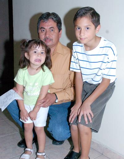 Agustín Martínez y sus hijos Pablo e Isabel.