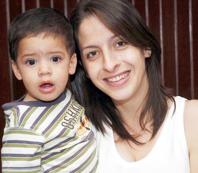 Ana de Álvarez con su hijo Rafael Álvarez..