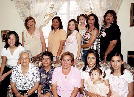 Isabel Ayup de López, acompañada de un grupo de asistentes en su fiesta de regalos.