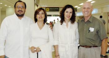 13 de septiembre 2005
Mónica Arvizu y María Estela Morales viajaron a México y fueron despedidas por Jorge Torres y Claudio Sánchez.