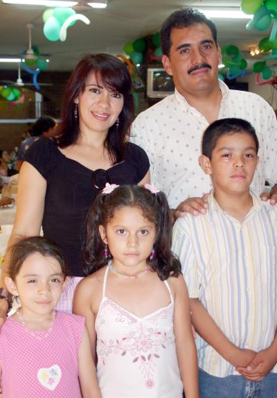 Adolfo Coronado López y Valeria Ortega de Coronado con Adolfito y Valeria Coronado Ortega y América Gallegos Coronado, captados en pasado convivio.