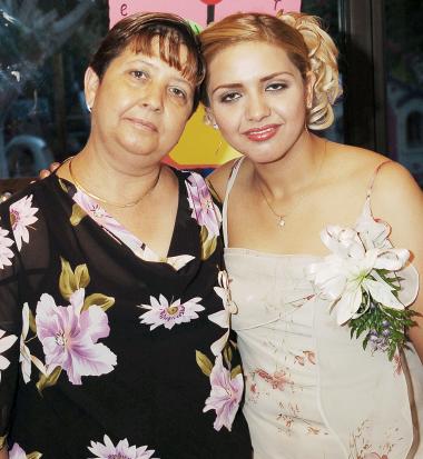 -Beatriz Adriana Guerrero Castro, junto a María Lourdes Castro, en su despedida de soltera.