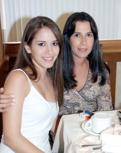 Carla Serhan de Martínez y Karla Martínez Serhan.