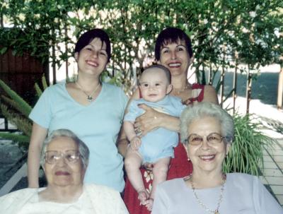 Carmen Casilla de Máynez, Elsa Máynez de Ramírez, Elsa María Ramírez, Elsa María Rentería de Barraeta y Gabriel Berraeta Rentería forman parte de cinco generaciones.