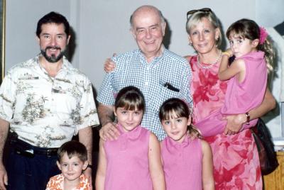 Familia de la Peña Schott con el padre Luis González Morfín.