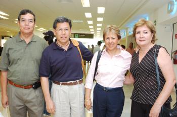 René Saracho y sus esposa recibieron a Sergio Saracho y su esposa, quienes llegaron del Distrito Federal.