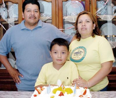 Guillermo Castañeda acompañado de sus papás, Jorge Castañeda y Cande martínez de Castañeda, en el convivio que le organizaron por su cumpleaños.