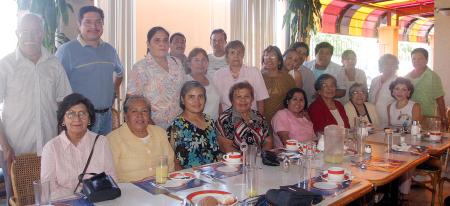 Grupo de servidoras de la Casa del Enfermo Misionero del Padre Manuelito, captadas en pasado convivio.