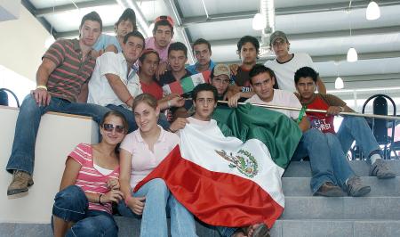 15 de septiembre 2005
Marco, Chema, Carlos, Chava, Mario, Alejandro, Álvaro, Rodrigo, Elena, Vania, Diego, Buji, Kalin, Memo y Diego Fernández.