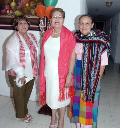 Lucía López Fraire junto a sus amigas Silvia Méndez y Chelita García.