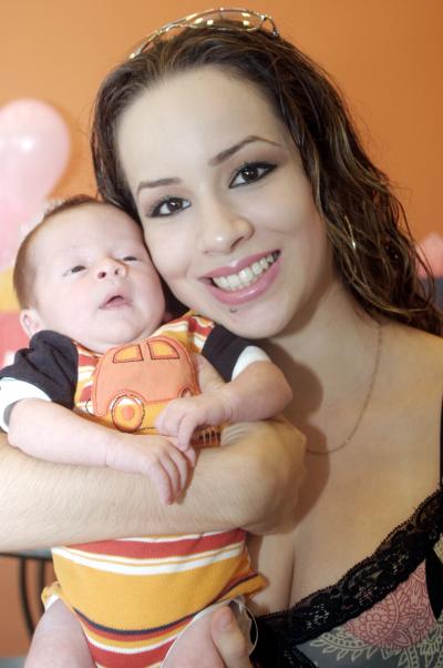 Melina Elizondo, con su hijo Gael.