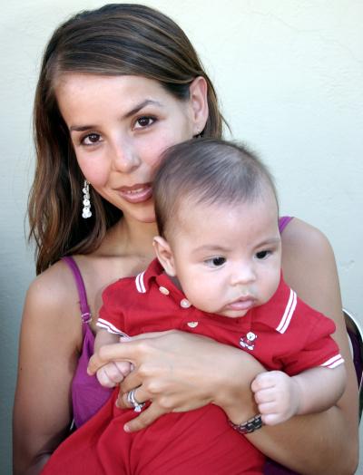 Claudia Robles, con su pequeño Alfredo Garza.