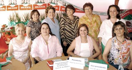 Lorena de Gámez, Paty Ulloa, Irma de Caldera, Carmelita de León, Elva de Robles, Lourdes Castil, Rosy Armendáriz, Rocío Albores y Lourdes Robles, en otras de las reuniones de jardinería.