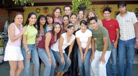 Con motivo de su próximo viaje de estudios a Londres Inglaterra, Karla Ángel y Verónica Beernaert fueron despedidas por un grupo de amigos con una estupenda fiesta.